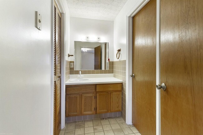 Building Photo - 305 Cherokee Dr