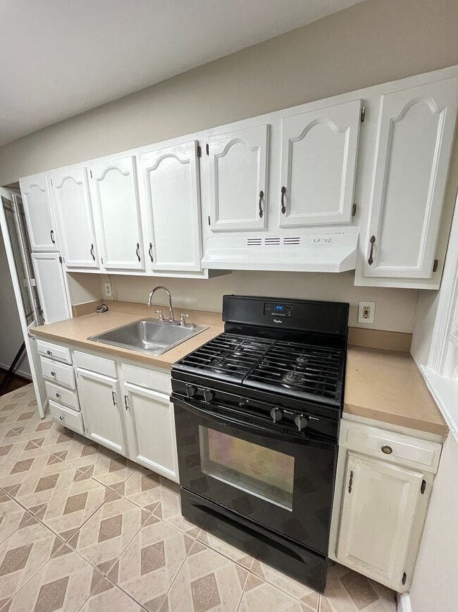 Building Photo - Beautiful 3 Bedroom 1 Bathroom East Baltim...
