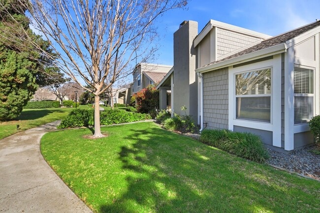 Building Photo - Updated Townhome in Lake Santa Clara HOA