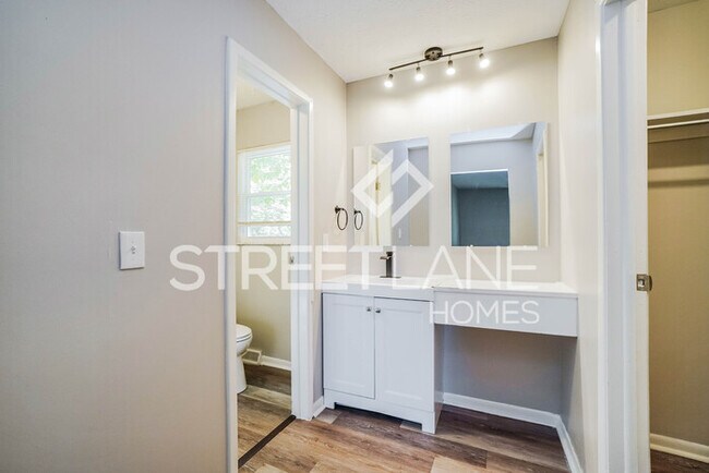 Building Photo - Charming 4 Bedroom in Reynoldsburg!