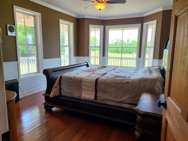 Building Photo - 195 Tennis Ranch Rd