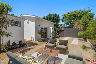 Building Photo - 2425 Cloy Ave