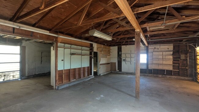 Building Photo - 2 bedroom home in South Hutchinson