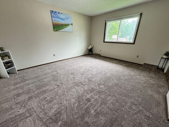 Building Photo - 3 bed, 1.5 bath duplex for rent in Cedar Falls