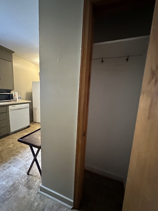 Building Photo - 1 Bedroom, 1 Bathroom with Garage - Available July 4th