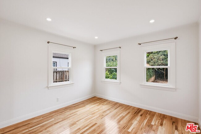 Building Photo - 525 N Crescent Heights Blvd