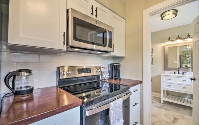 Building Photo - 534 W Southampton Dr