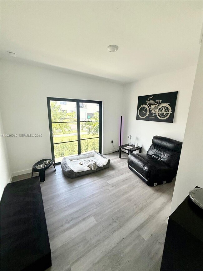 Building Photo - 1327 NW 2nd Ln