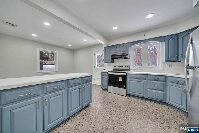 Building Photo - 231 Hudson Ave