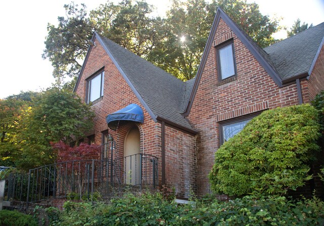 Building Photo - 3405 SW Barbur Blvd