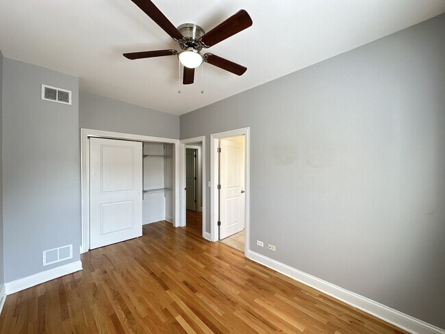 Building Photo - 4452 N Sheridan Rd