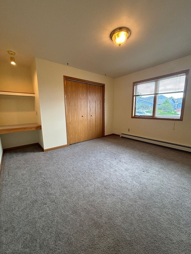 Building Photo - Updated 2 bedroom apartment Near St Peters