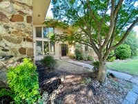 Building Photo - Large 3 bed / 2 bath Available Now!