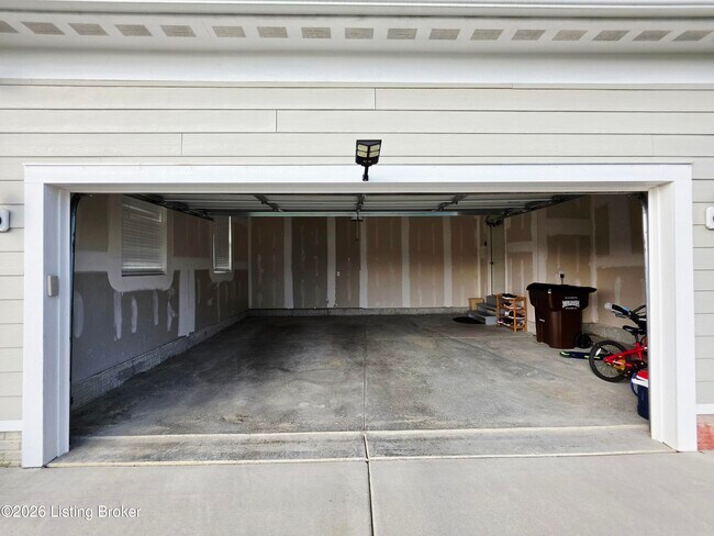 Building Photo - 17505 Shakes Creek Dr