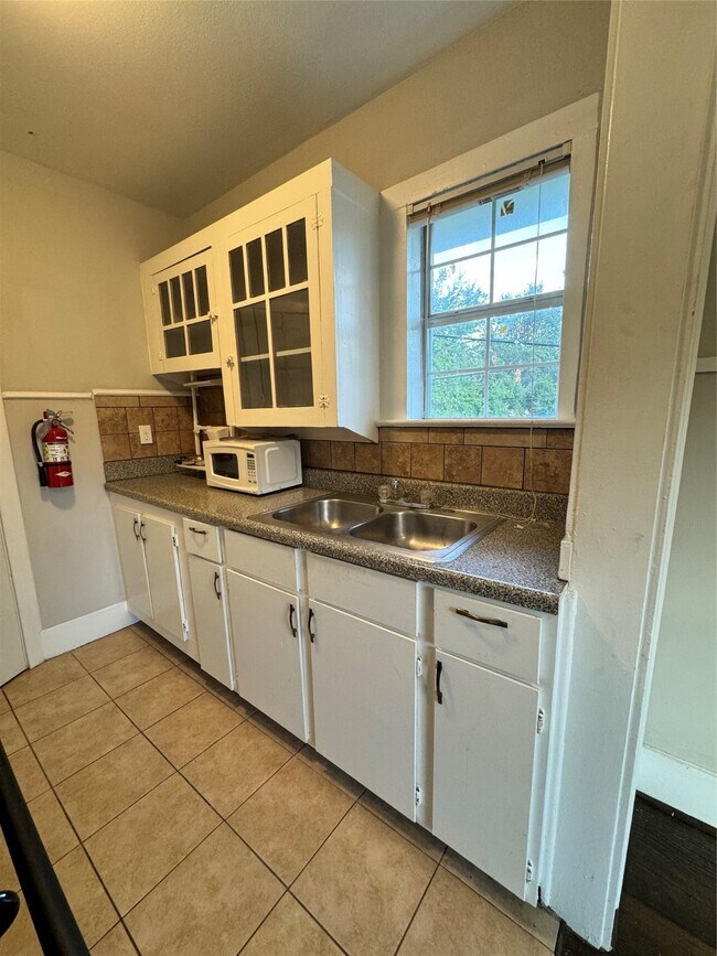 Building Photo - 903 Oakhurst St