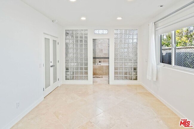 Building Photo - 516 1/2 Hill Street Unit