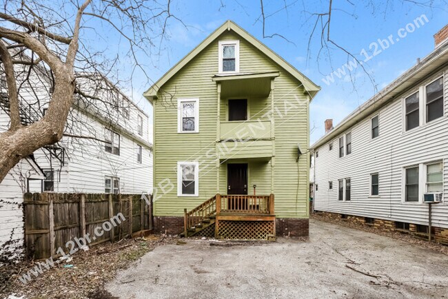 Building Photo - 2-Bedroom Down Unit and Large Kitchen