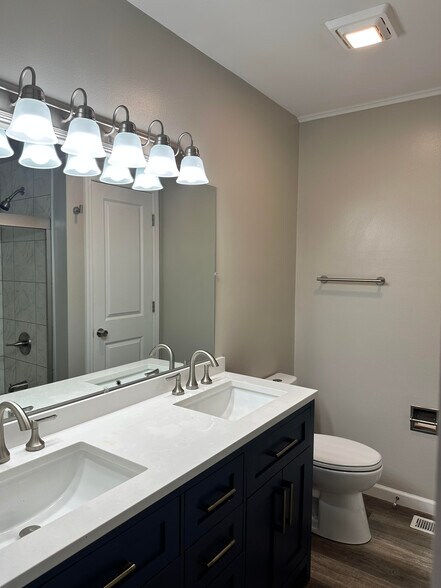 Building Photo - 720 W 17th St