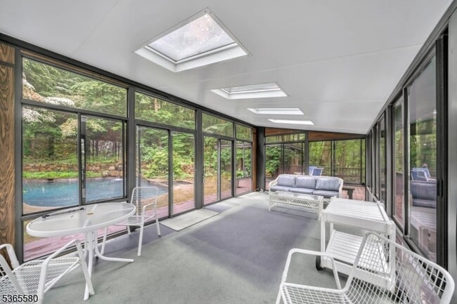 Building Photo - 37 Lenape Dr