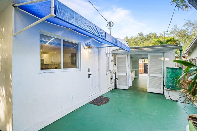 Building Photo - 1416 SW 27th St