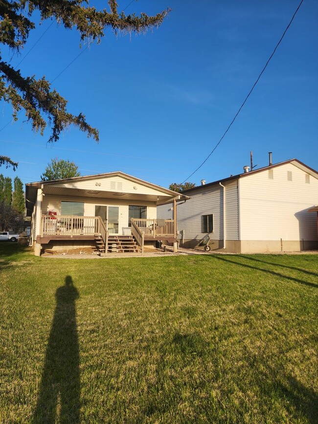 Building Photo - Beautifully updated duplex with parking and a 40'x25' garage.