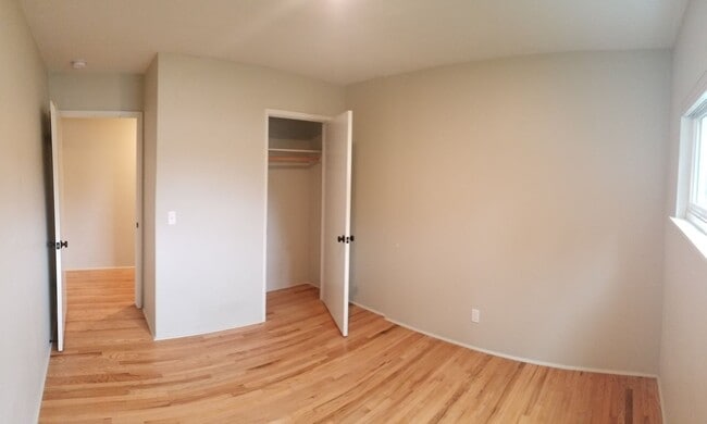 Building Photo - 5 bedrooms 2 baths close to campus and huge Backyard!