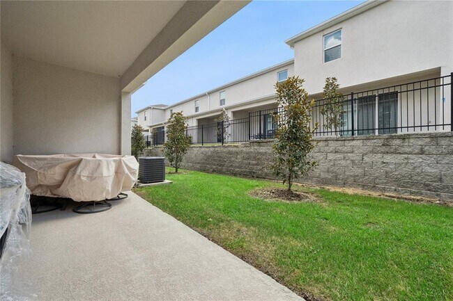 Building Photo - 2076 Monteverde Ave