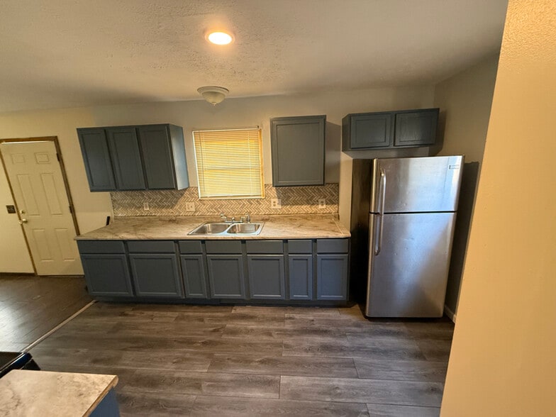 Building Photo - 1042 Ansel Rd