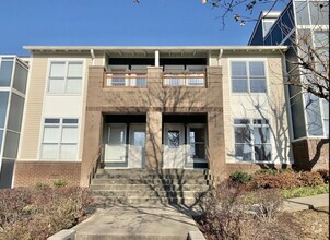 Building Photo - 2 BEDROOM 2.5 BATH TOWNHOME WITH DOWNTOWN ...