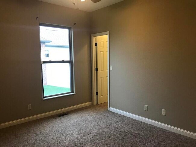 Building Photo - 8425 Treybrooke Pl