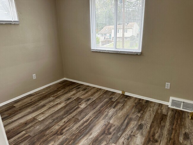 Building Photo - 3 Bed 1.5 Bath with an Additional Bedroom