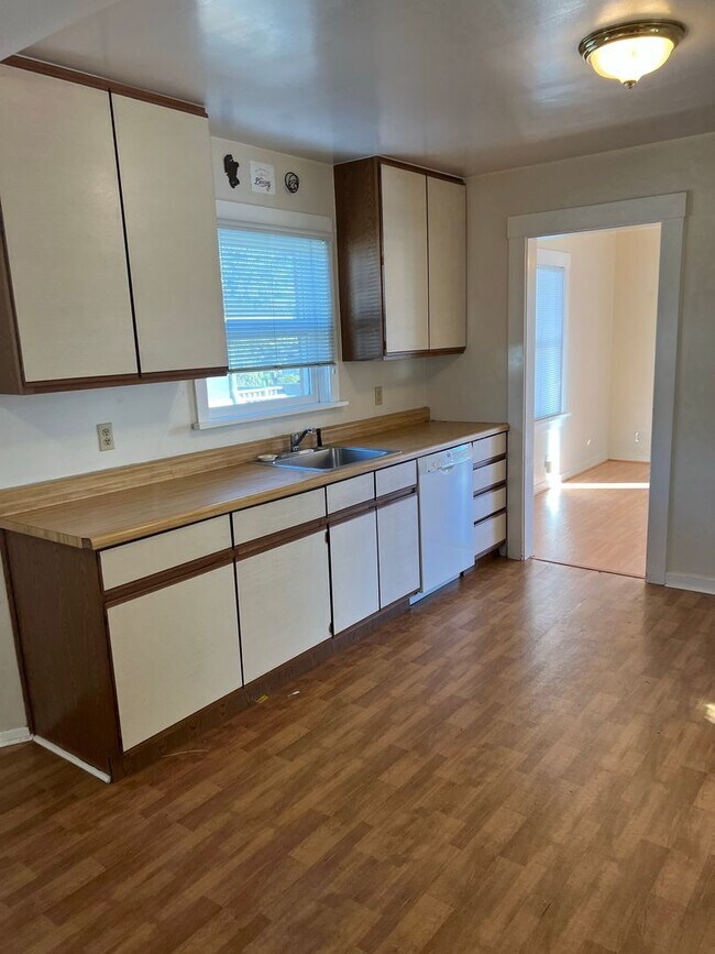 Building Photo - Fenced Yard - Laminate Flooring - Mid-Town - Extra Outside Storage