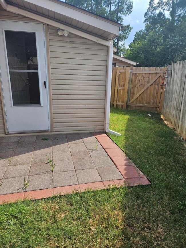 Building Photo - 2 or 3 Bed / 2 Bath Condo in Greenbriar Available Soon!