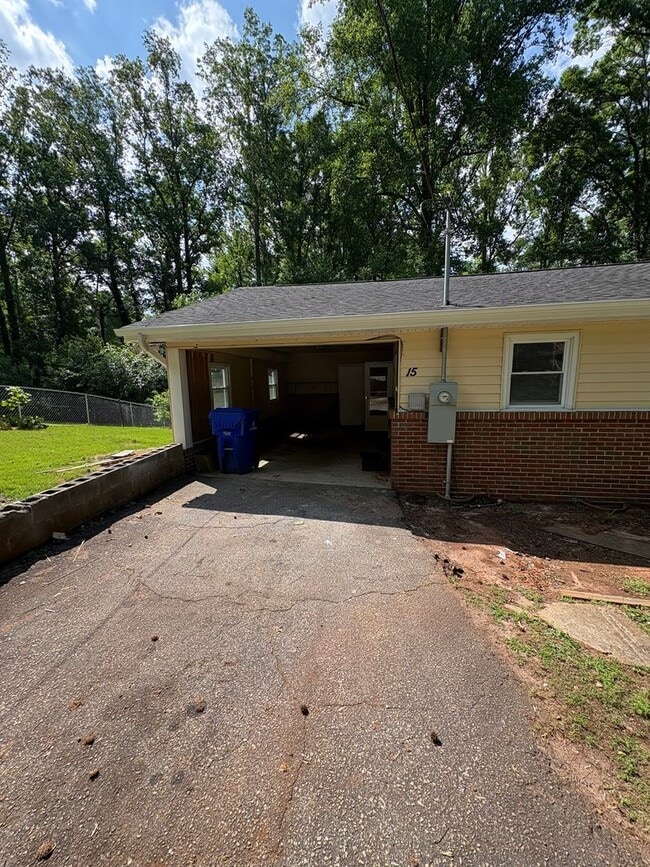 Building Photo - Great Location in Greenville 3 Bedroom 1.5 Bath  Minutes from Downtown!!