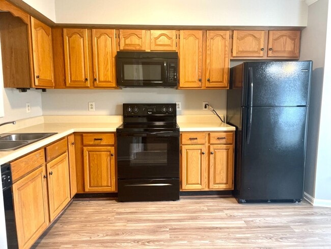 Building Photo - Fantastic Condo in established neighborhood