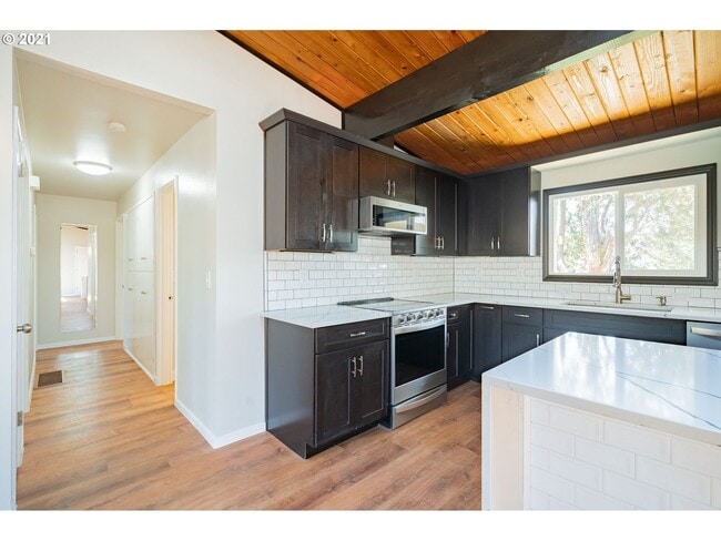 Building Photo - Gorgeous 3 Bedroom Remodel in Highly Desir...