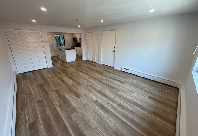 Building Photo - 10 Colonial Dr