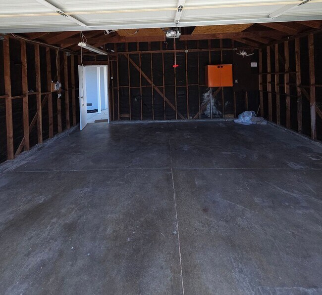Building Photo - Fantastic 3 Bedroom, 2 Bath home in Santa Clara with upgrades galore!
