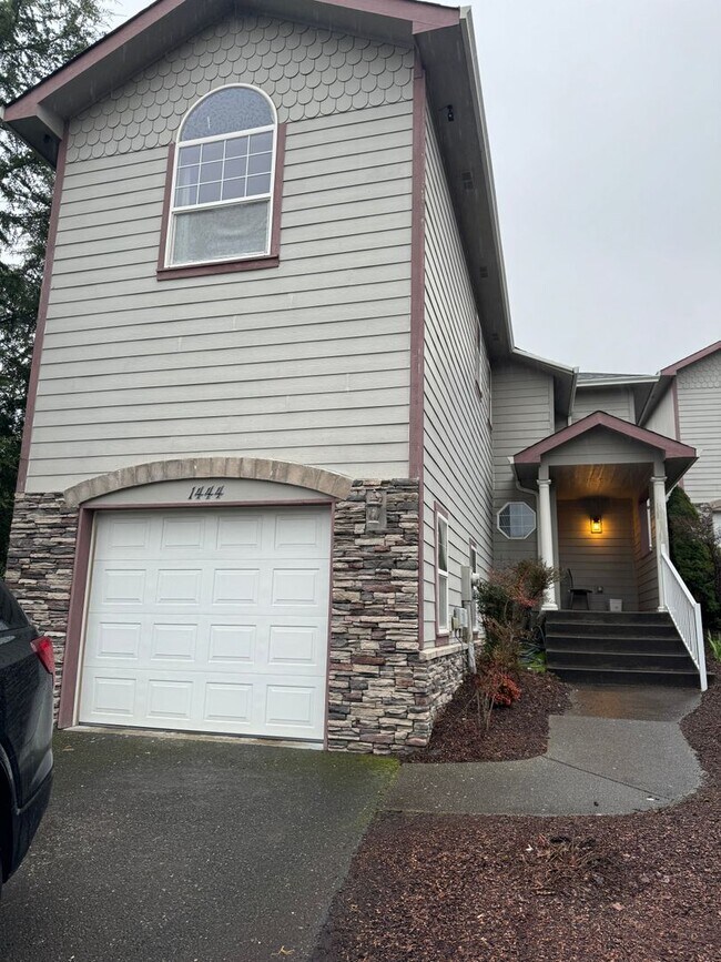 Building Photo - 3 bedroom 2 1/2 bath two story in Nice Ros...