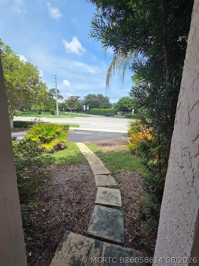 Building Photo - 1152 Bayview Dr