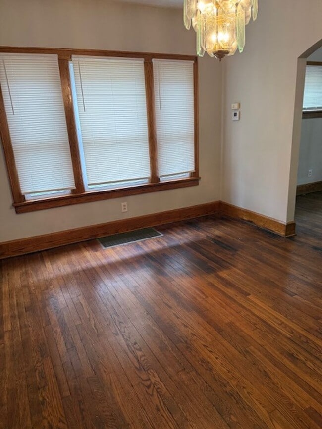 Building Photo - Large 3 Bedroom home with 2 car garage