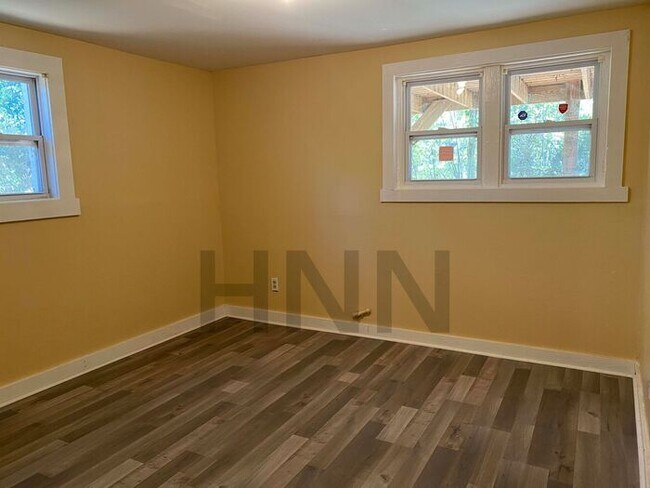 Building Photo - Spacious 2 Bedroom Terrace Level Apartment