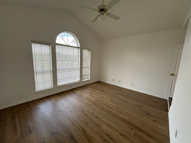 Master bedroom - 7322 Thrush Gdns