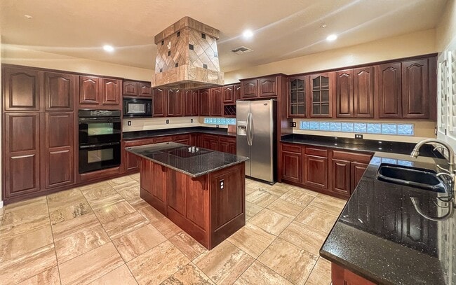 Building Photo - Stunning 5 bed/ 3.5 Bath in Pleasant Valley