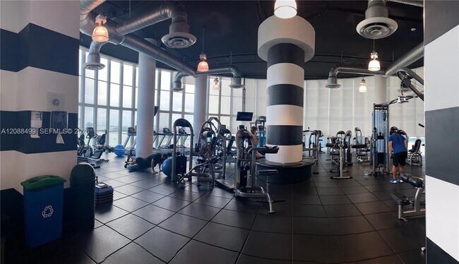 Building Photo - 1800 N Bayshore Dr