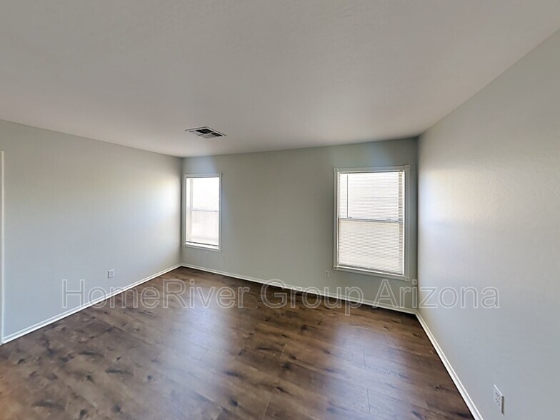 Building Photo - 12422 W Valentine Ave