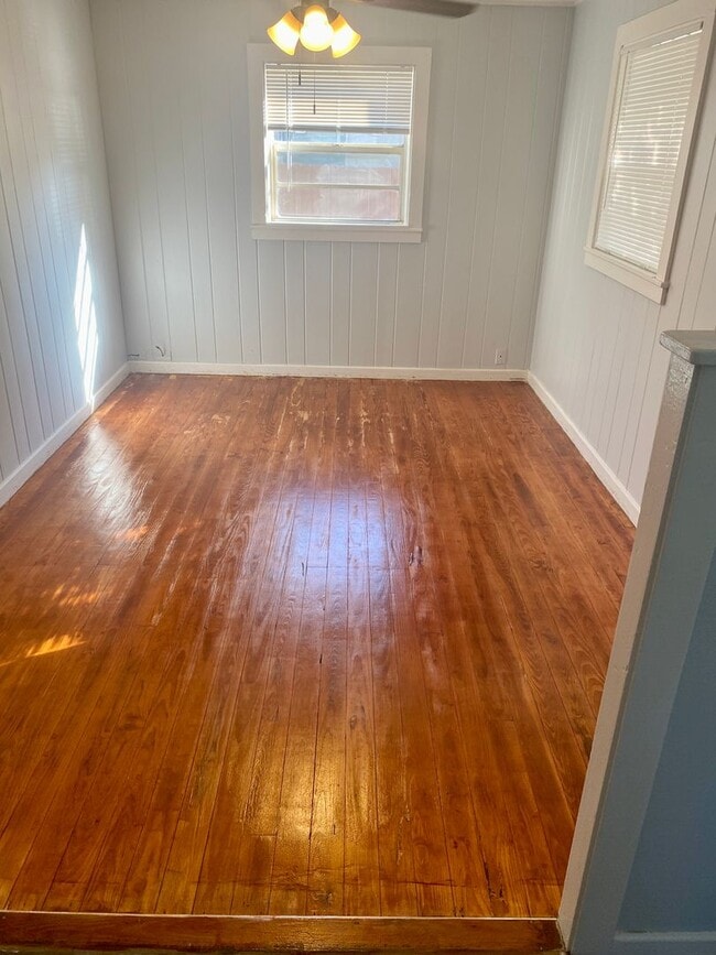 Building Photo - Amazing, Private 1/1 Located In Clearwater