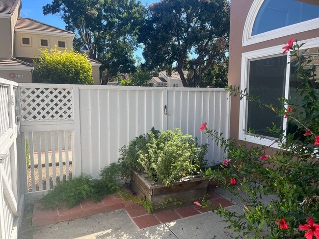Building Photo - Beautifully Updated 3-Bedroom Townhome in ...