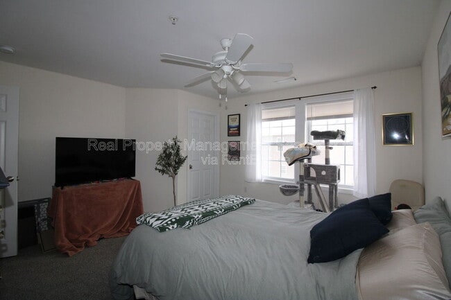 Building Photo - 1 Waverly Dr