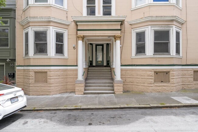 Building Photo - Large, pet friendly 2BR with hardwood floors and laundry in unit